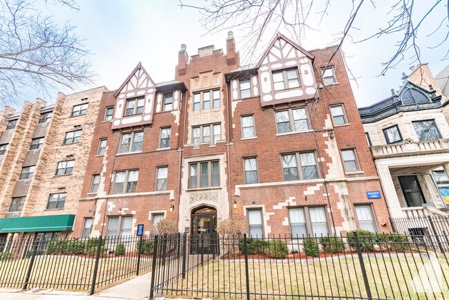 property at 656 W Wrightwood Ave