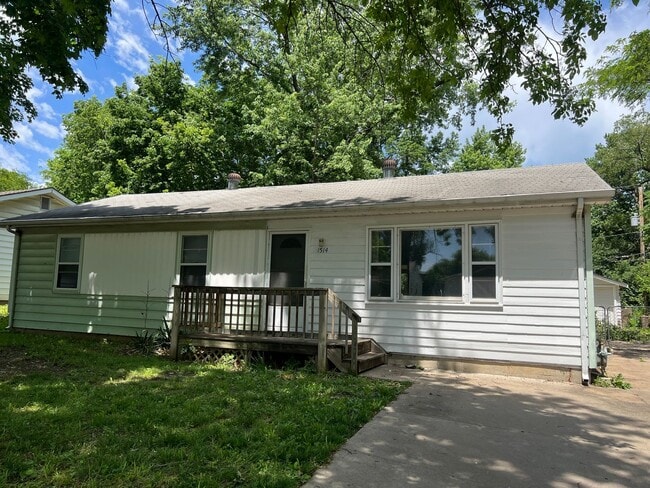 property at 1514 W 22nd Terrace