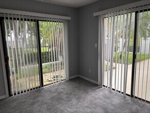 352 Prestwick Cir in Palm Beach Gardens, FL - Building Photo - Building Photo