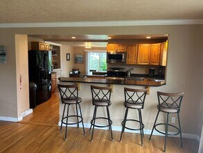 64 Houston Ave in Narragansett, RI - Foto de edificio - Building Photo