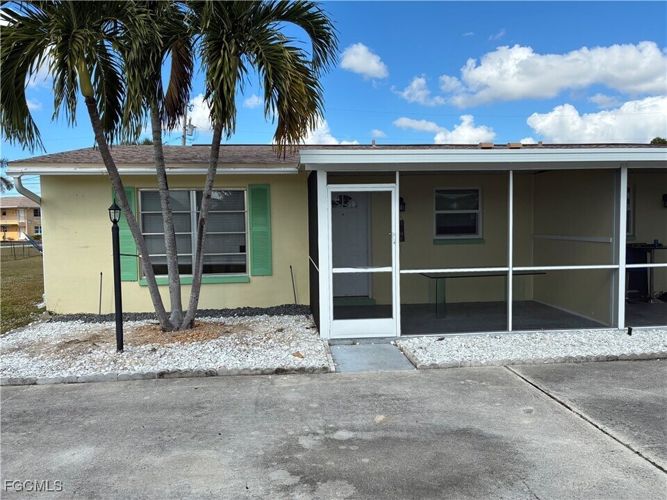311 Tudor Dr in Cape Coral, FL - Building Photo