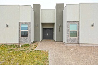 1025 La Muralla St in Laredo, TX - Building Photo - Building Photo