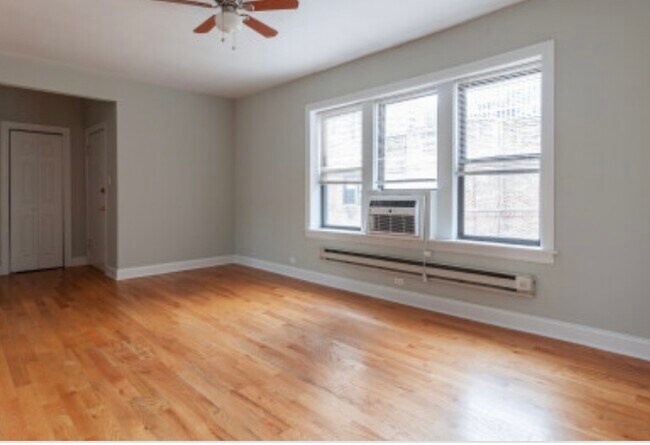 3723 N Pine Grove Ave, Unit E3 in Chicago, IL - Building Photo - Building Photo