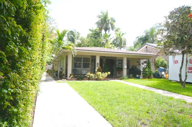 81 SW 19th Rd in Miami, FL - Foto de edificio - Building Photo