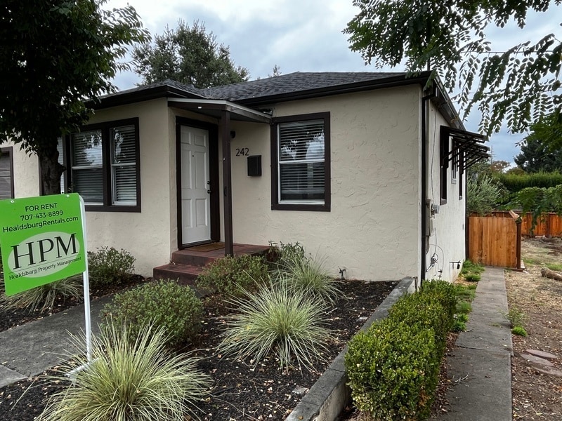 242 Grant St in Healdsburg, CA - Building Photo