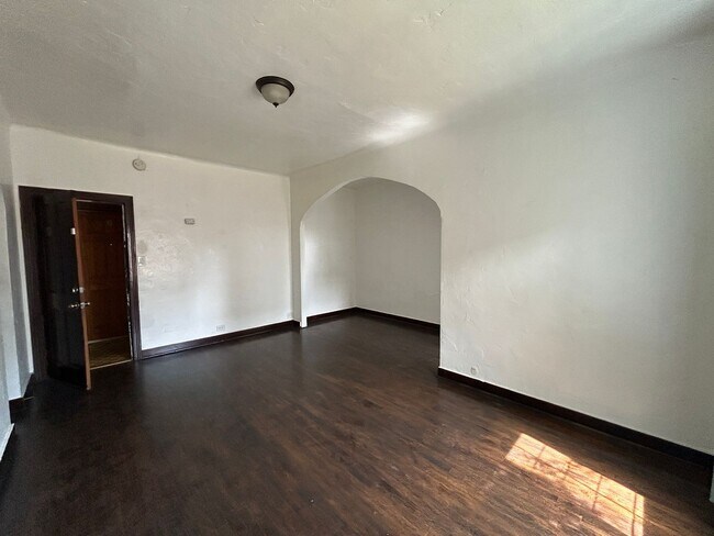 1102 S Mariposa Ave in Los Angeles, CA - Building Photo - Building Photo