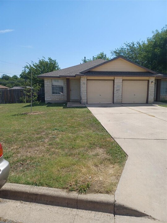2201 Creekside Ln in Georgetown, TX - Building Photo