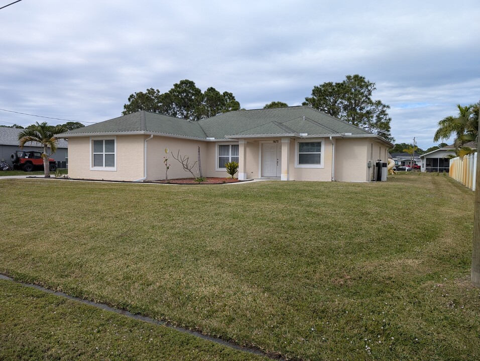 5673 NW Athens Ct in Port St. Lucie, FL - Building Photo