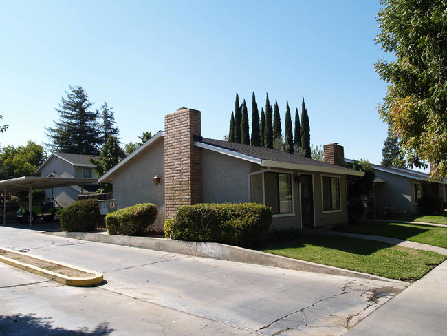 1690 Conestoga Dr in Merced, CA - Foto de edificio - Building Photo