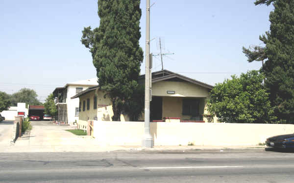 8117 Otis St in South Gate, CA - Foto de edificio