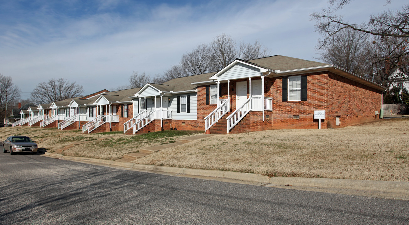 The Oaks Apartments in Graham, NC - Building Photo