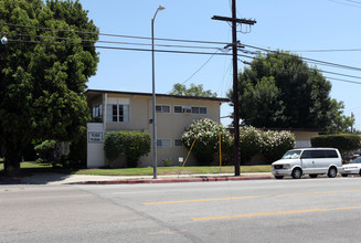 7052-7058 Woodley Ave in Van Nuys, CA - Building Photo - Building Photo