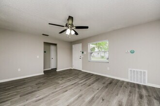 242 Cheshire Ct in Kissimmee, FL - Foto de edificio - Building Photo