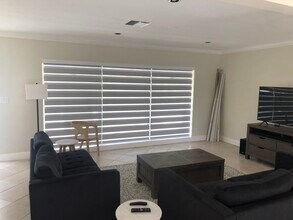2532 NE 27th Ave in Fort Lauderdale, FL - Foto de edificio - Building Photo