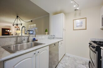 15 North Beacon St, Unit 212 in Boston, MA - Building Photo - Building Photo