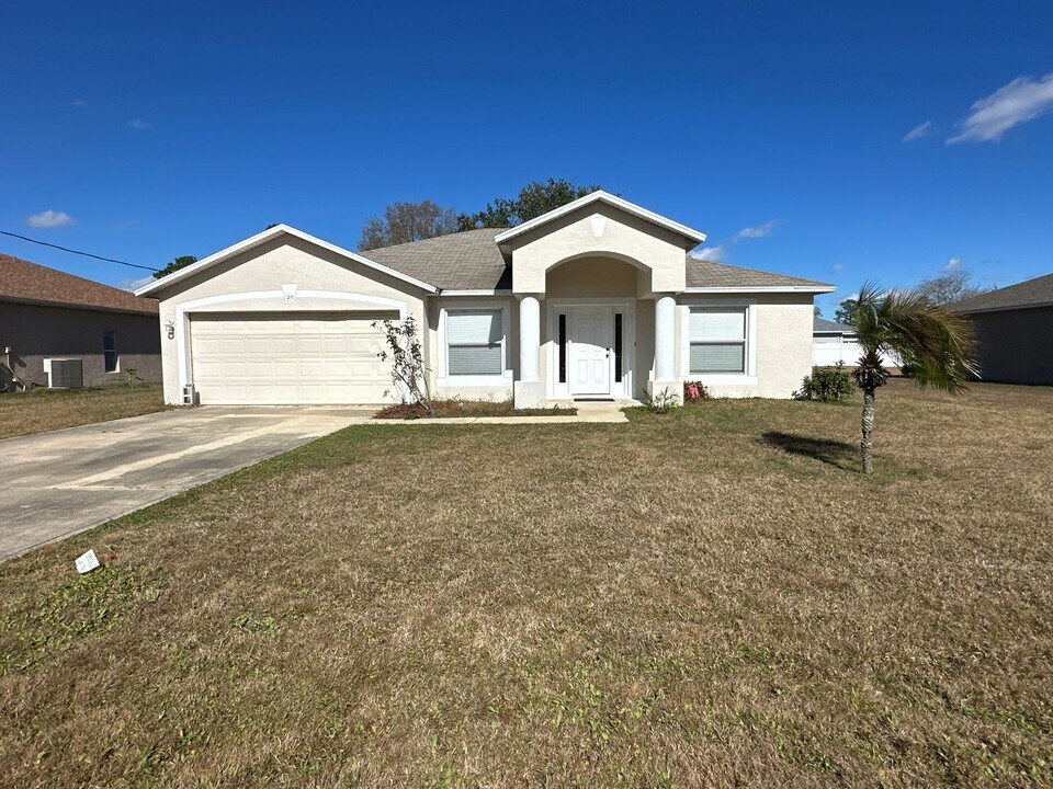 20 Red Barn Dr in Palm Coast, FL - Building Photo