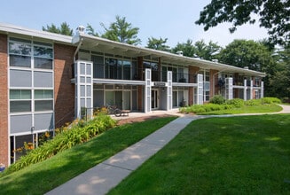 The Commons at Windsor Gardens in Norwood, MA - Foto de edificio - Building Photo