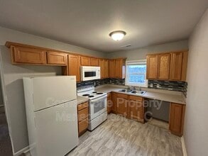 8290 Center Dr in De Soto, KS - Foto de edificio - Building Photo