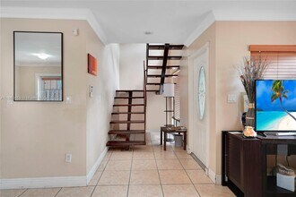 1054 SW 124th Ct in Miami, FL - Building Photo - Building Photo