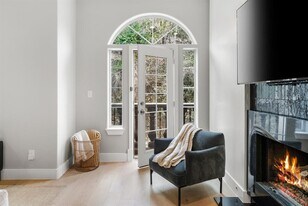 1529 Barton Springs Rd in Austin, TX - Building Photo