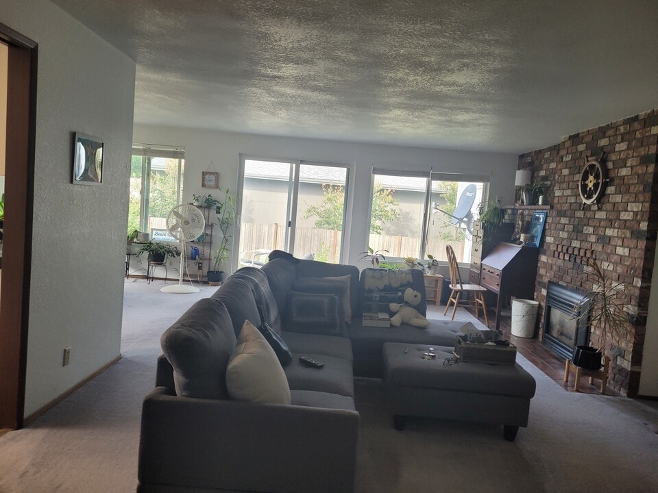 17464 Dunbar Rd, Unit 1 in Mount Vernon, WA - Building Photo