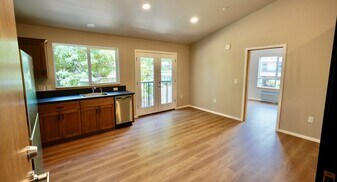 110 SE Handley St in McMinnville, OR - Building Photo