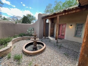 403 Trujillo Ln in Taos, NM - Foto de edificio - Building Photo