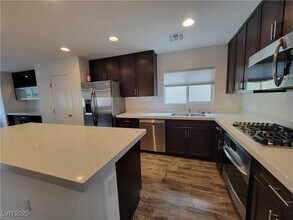 10537 Seasonable Dr in Las Vegas, NV - Building Photo - Building Photo
