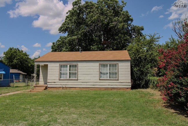 property at 1640 Hawes Ave