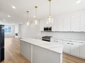 4125-4117 Avenue SW in Calgary, AB - Building Photo