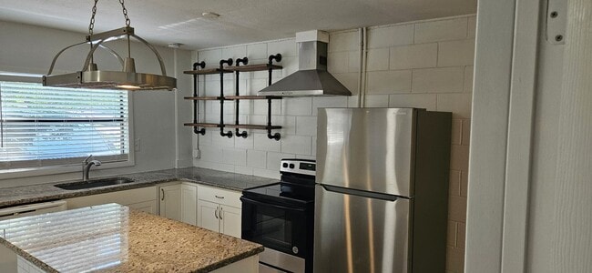 2300 E Crystal Lake Ave in Orlando, FL - Building Photo - Building Photo