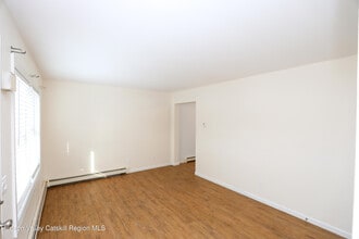 87 Delaware St in Glasco, NY - Building Photo - Building Photo