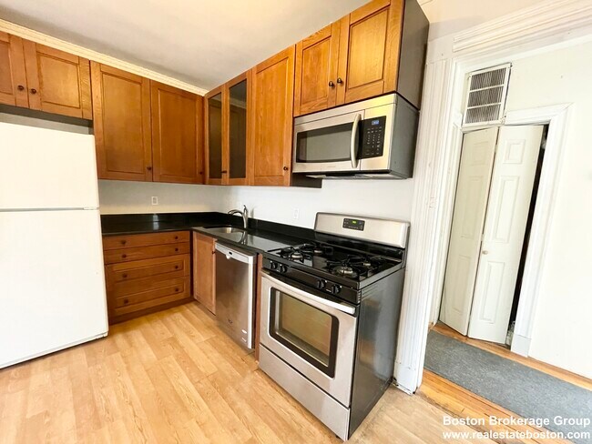 76 Saint Stephen St, Unit 3
