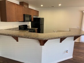 2111 Bella Oaks Dr in Tulare, CA - Foto de edificio - Building Photo