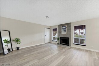 5036 Newport Cove Dr, Unit B in Las Vegas, NV - Building Photo - Building Photo