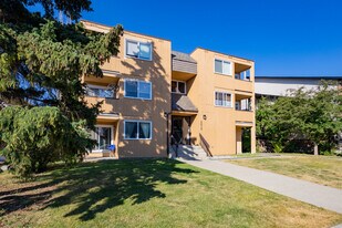 4619 73 St NW in Calgary, AB - Building Photo
