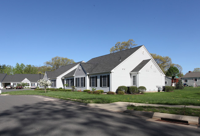 Pine Meadow in Windsor Locks, CT - Foto de edificio - Building Photo