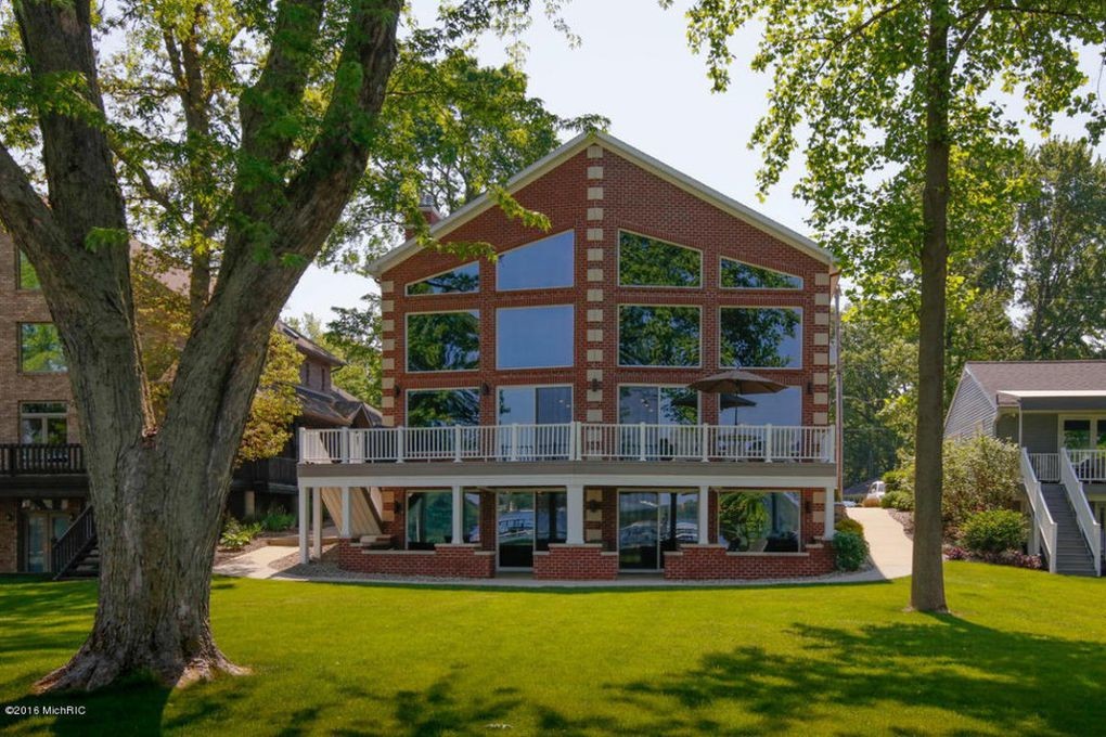 Luxury Lake Living in Vicksburg, MI - Building Photo