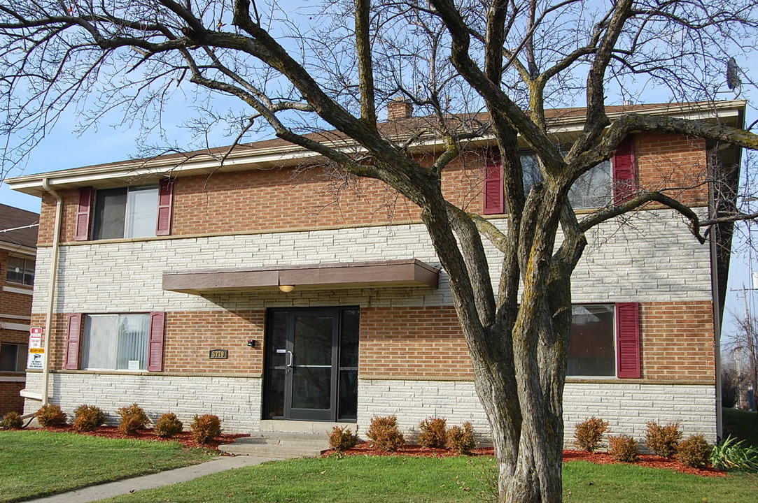 Packard Glen Apartments in Cudahy, WI - Building Photo