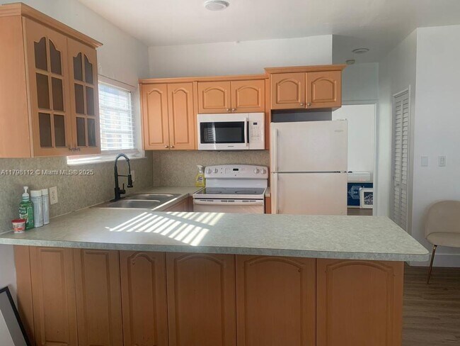8011 Abbott Ave in Miami Beach, FL - Building Photo - Building Photo