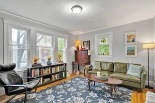 102 Greaton Rd in Boston, MA - Building Photo