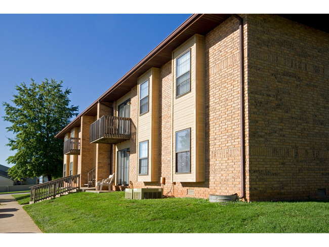 Catalpa East Apartments in Springfield, MO | ApartmentHomeLiving.com