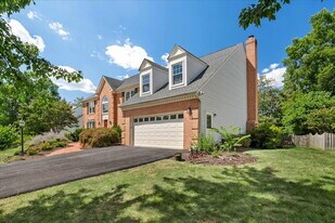 8608 Oak Brook Ln in Fairfax Station, VA - Building Photo