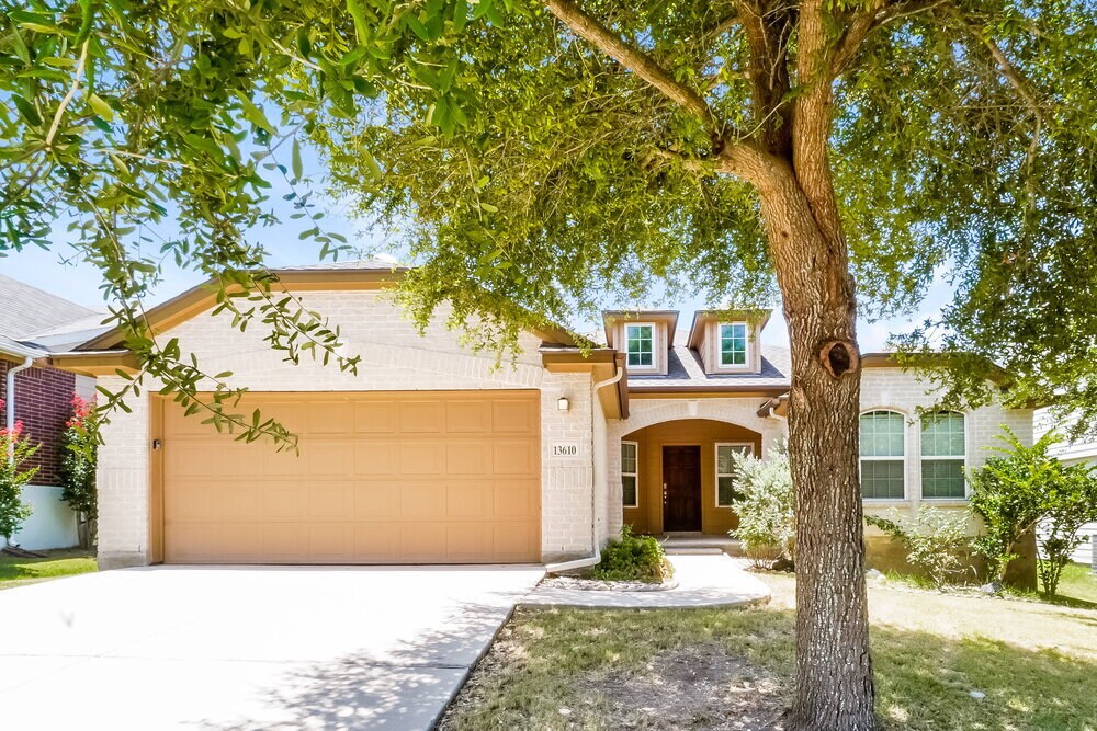 13610 Tivoli Gardens in Live Oak, TX - Building Photo