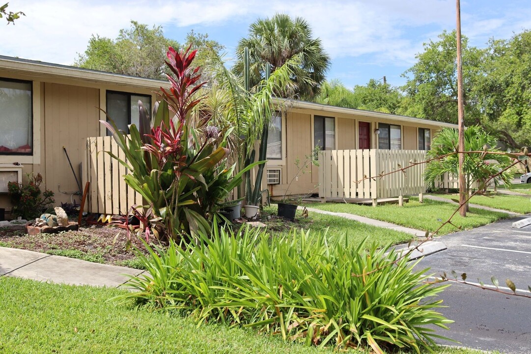 10030 S Nob Hill Cir in Tamarac, FL - Building Photo