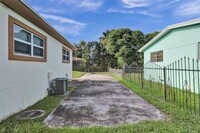 30 NE 139th St in North Miami, FL - Foto de edificio - Building Photo