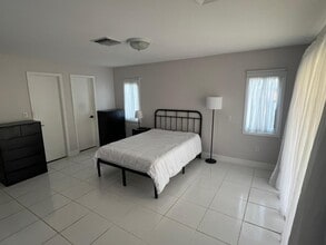 641 SW 28th Rd, Unit Rear in Miami, FL - Foto de edificio - Building Photo