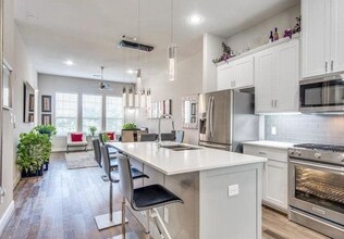 5015 Meridian Ln in Addison, TX - Building Photo - Building Photo