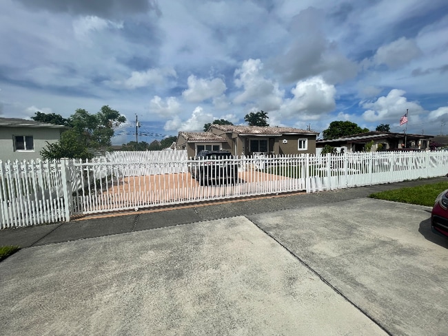 55-W55 W 55th St in Hialeah, FL - Building Photo - Building Photo