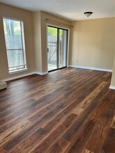 8408 Lyndon Ln in Austin, TX - Foto de edificio - Building Photo